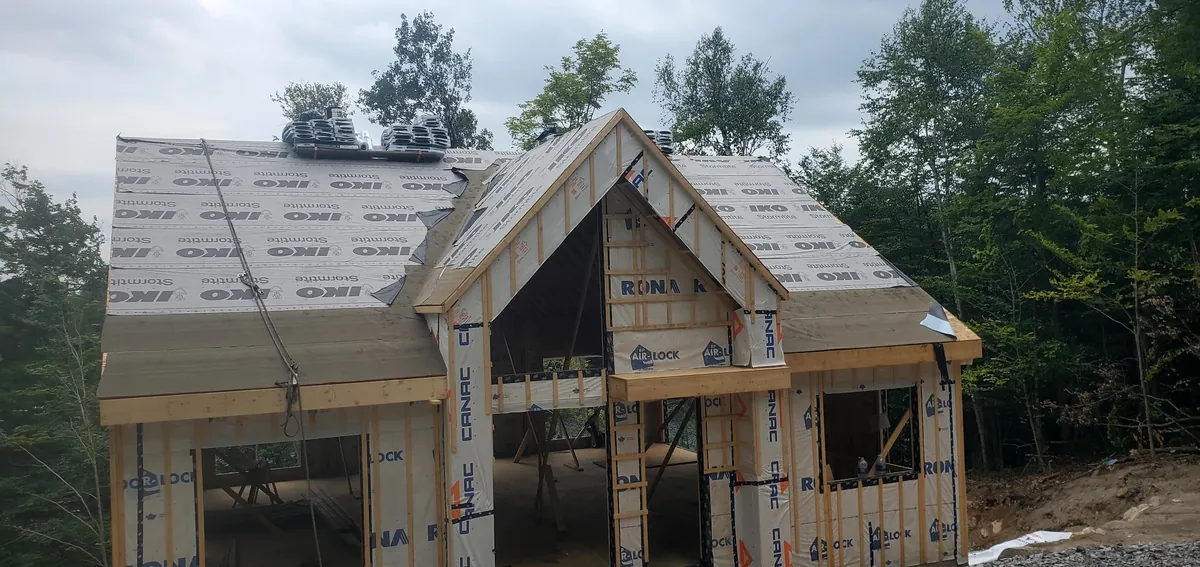 Maison neuve avec la sous-couche de toiture installée, avant la pose du bardeau